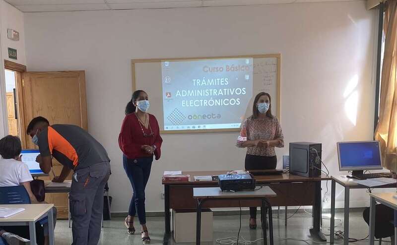 Los participantes muestran sus diplomas/TA.